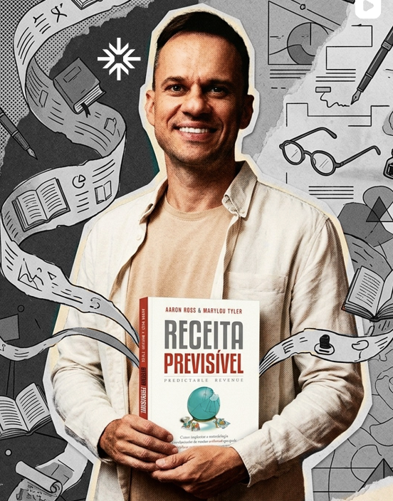 Fundador da Spul Digital segurando o livro Receita Previsível